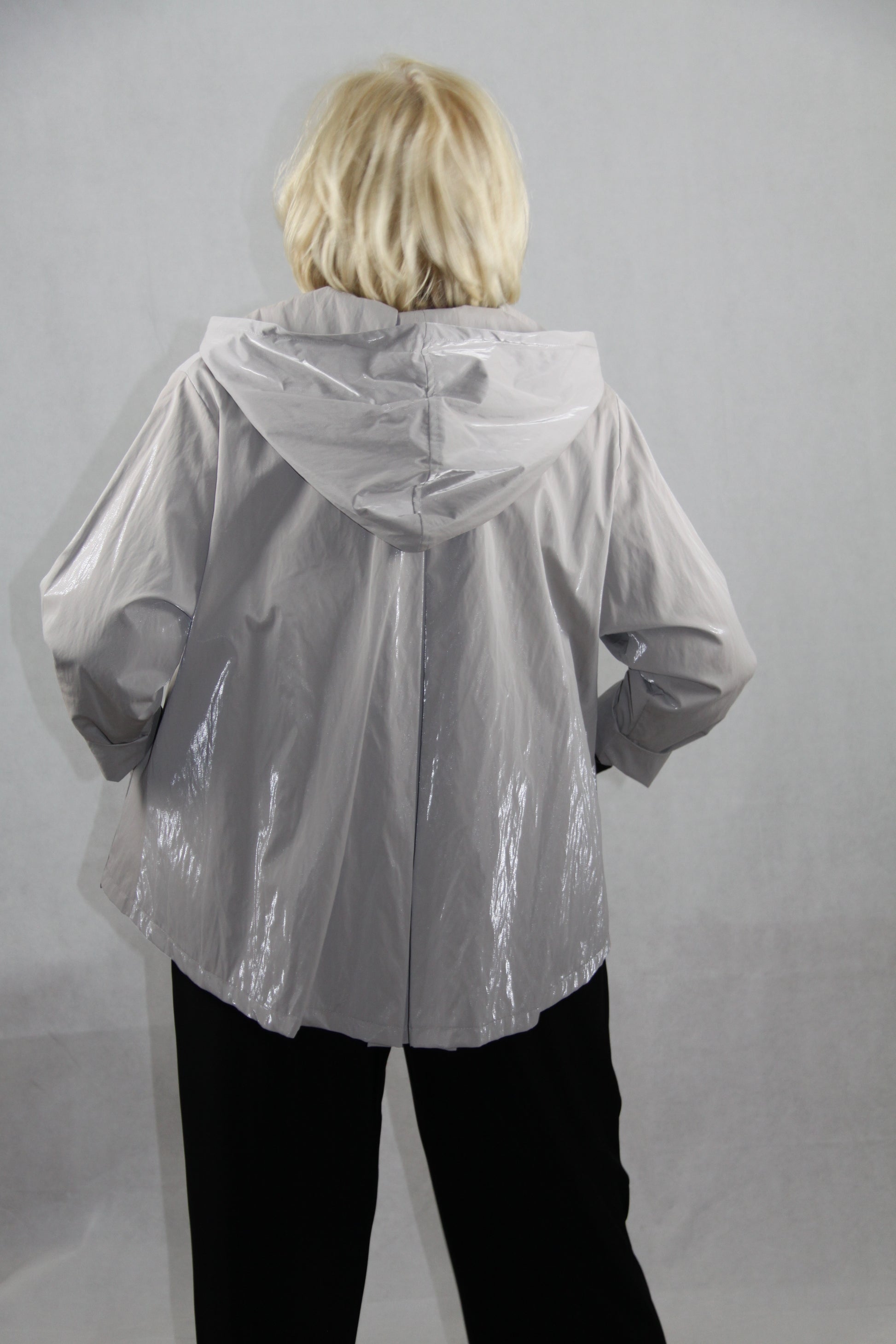 Hopsack Jacke in Taupelight mit Kellerfalte und Kapuze.