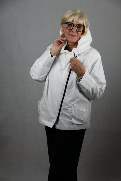 Hopsack Jacke in Weiß mit asymmetrischem Reißverschluss und kleinen Seitentaschen