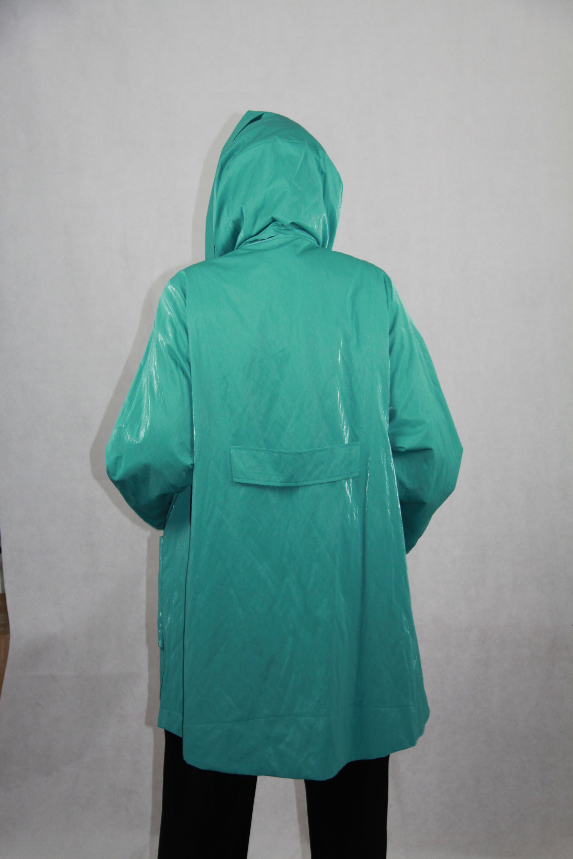 Hopsack Kurzmantel in Türkis mit Rückriegel und Kapuzenkragen. Wasserabweisendes Material.