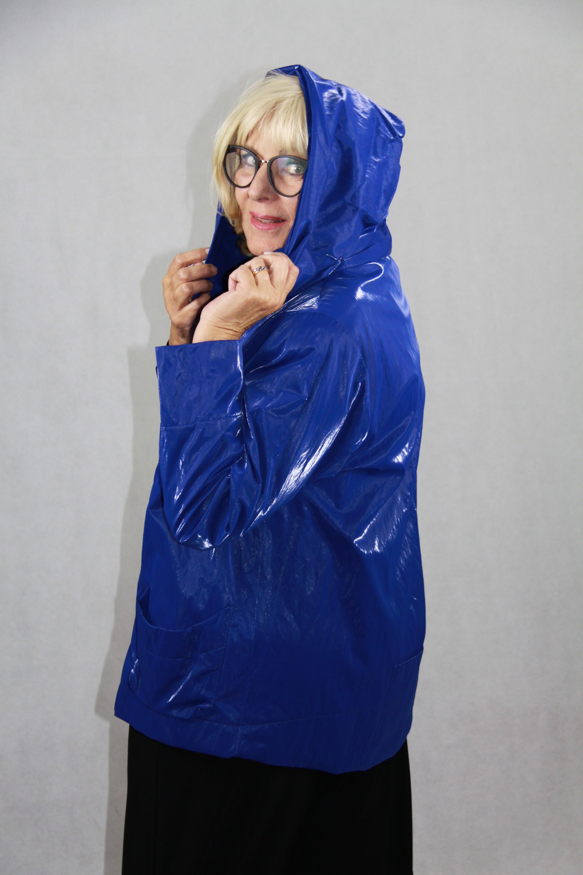 Glänzende Lackjacke in Royalblau mit Kapuze