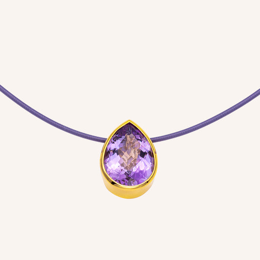Ein Pink Amethyst mit lila Wire Kette. Der Stein in Tropfenform ist in eine Zargenfassung aus vergoldetem Silber 925 gebettet.